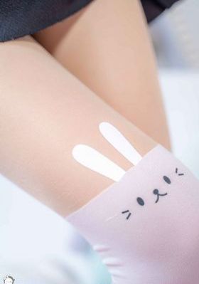 脱了她裙子摸进她的内裤亲吻